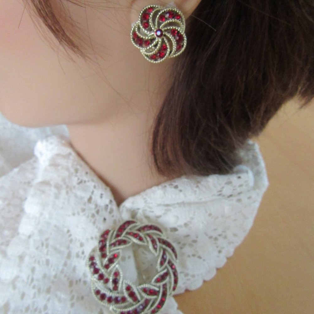 LISNER red rhinestone wreath brooch & screw back earrings  - Holiday jewelry